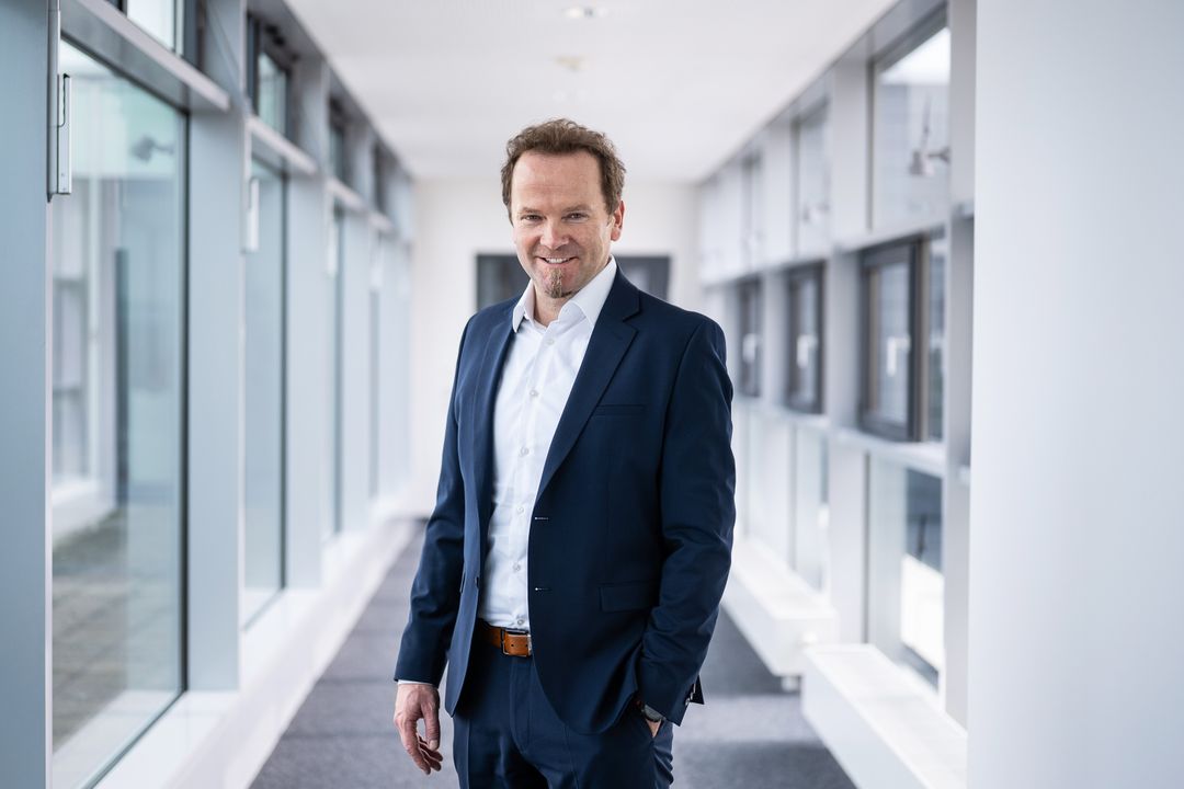 Dipl.-Ing. (FH), MBA Mario Theurl, Geschäftsführer (CEO) der BAUER Spezialtiefbau GmbH Dipl.-Ing. (FH), MBA Mario Theurl, Geschäftsführer (CEO) der BAUER Spezialtiefbau GmbH lächelt freundlich in die Kamera