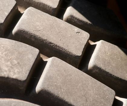 Recycling von Reifen: Neste beendet erfolgreichen Testlauf mit Pyrolyseöl aus Altreifen