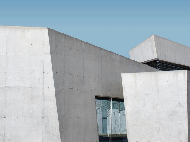 RTG Ein massives Gebäude mit künstlerisch gestalteter Fassade