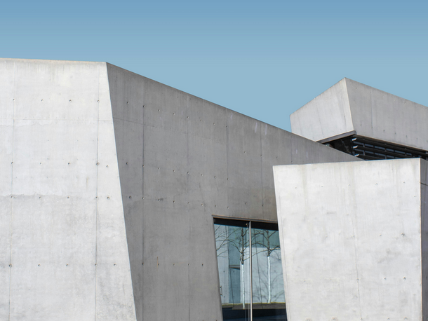 RTG Ein massives Gebäude mit künstlerisch gestalteter Fassade