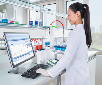 LIMS Integration im Labor Mitarbeitende im Labor schaut in den Bildschirm eines Computers