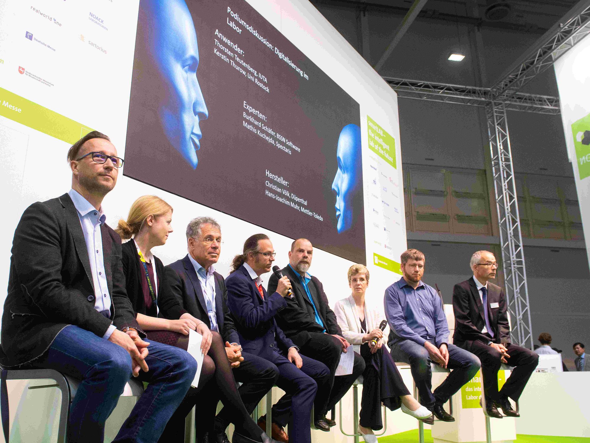 Informieren und austauschen: Mehr als 100 Vorträge auf der Labvolution 2023 Podiumsdiskussion auf einer Labvolution-Messe