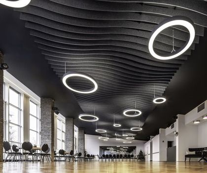 Lamellensegel für beste Akustik im Tanzsaal: Akustikabsorber Knauf Cleaneo Smart in Chemnitzer Tanzstudio Lamellensegel für beste Akustik im Tanzsaal: Akustikabsorber Knauf Cleaneo Smart in Chemnitzer Tanzstudio