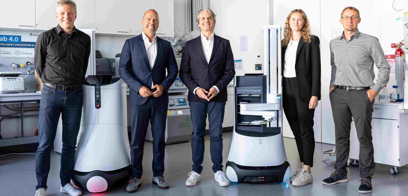 Technologie-Partnerschaft: Fraunhofer IPA überträgt United Robotics Group die Nutzungsrechte an Laborroboter Kevin Team von Fraunhofer IPA und United Robotics Group mit Laborroboter Kevin