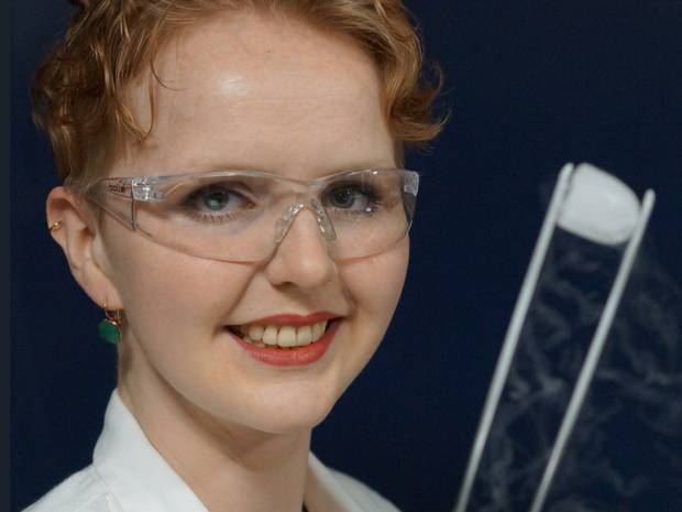 Die Chemikerin Christina M. Tonauer im Labor. Die Chemikerin Christina M. Tonauer im Labor.