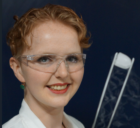 Die Chemikerin Christina M. Tonauer im Labor. Die Chemikerin Christina M. Tonauer im Labor.