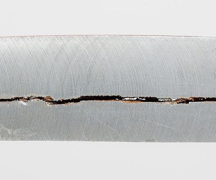 Stahl mit wasserstoffinduzierten Rissen