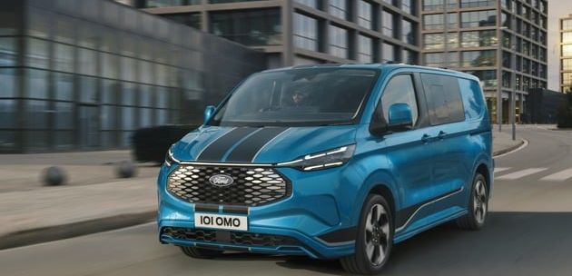 Als rein elektrisches Topmodell von Europas meistverkaufter Transporter-Baureihe überzeugt der Ford E-Transit Custom mit hoher Leistungsfähigkeit und großer Vielseitigkeit Noch wirtschaftlicher dank Elektroantrieb: Neuer Ford E-Transit Custom ab sofort bestellbar