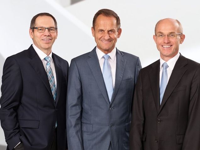 Alfons Hörmann (Mitte) übernimmt als Vorstandsvorsitzender die Gesamtverantwortung der internationalen Schöck Gruppe zusammen mit den beiden bisherigen Vorstandskollegen Dr. Harald Braasch (Technik, rechts) und Thomas Stürzl (Kaufmännischer Bereich, links).
