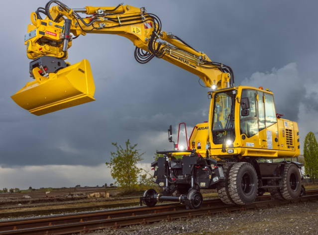 Mit einem Einsatzgewicht von 22 bis 23,5 Tonnen und 115 kW (157 PS) Deutz 4-Zylinder-Motor bietet der 235RR beeindruckende Leistung und geringe Emissionen. Mit einem Einsatzgewicht von 22 bis 23,5 Tonnen und 115 kW (157 PS) Deutz 4-Zylinder-Motor bietet der 235RR beeindruckende Leistung und geringe Emissionen.