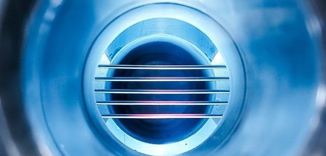 Licht- und plasmainduzierte Katalyse In einem Mikrowellenplasma wird CO2 in O2 und CO gespalten. Das O2 kann über eine Hohlfasermembran abgetrennt werden. Das CO kann dann mit grünem H2 zu werthaltigen Produkten umgesetzt werden.