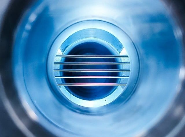 Licht- und plasmainduzierte Katalyse In einem Mikrowellenplasma wird CO2 in O2 und CO gespalten. Das O2 kann über eine Hohlfasermembran abgetrennt werden. Das CO kann dann mit grünem H2 zu werthaltigen Produkten umgesetzt werden.