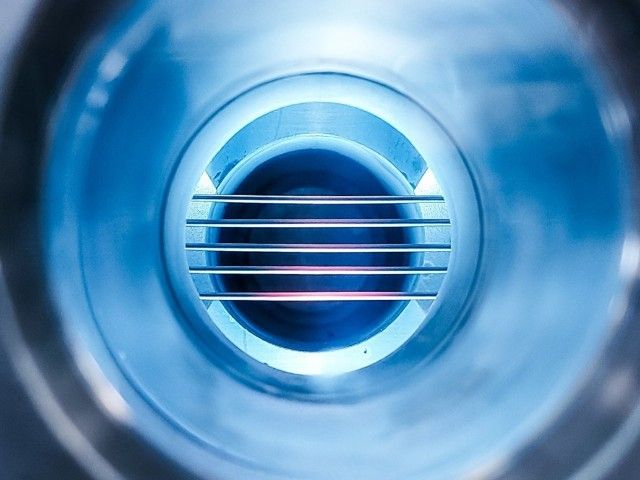 Licht- und plasmainduzierte Katalyse In einem Mikrowellenplasma wird CO2 in O2 und CO gespalten. Das O2 kann über eine Hohlfasermembran abgetrennt werden. Das CO kann dann mit grünem H2 zu werthaltigen Produkten umgesetzt werden.