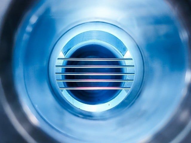 Licht- und plasmainduzierte Katalyse In einem Mikrowellenplasma wird CO2 in O2 und CO gespalten. Das O2 kann über eine Hohlfasermembran abgetrennt werden. Das CO kann dann mit grünem H2 zu werthaltigen Produkten umgesetzt werden.