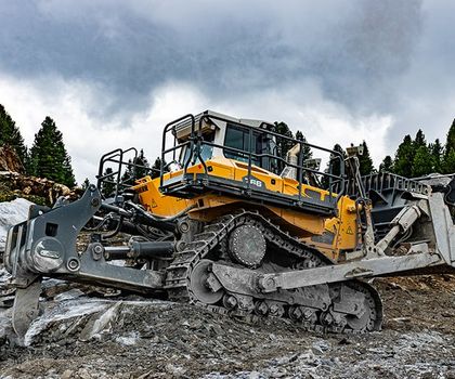Die Planierraupe PR 766 G8 von Liebherr im Einsatz am Stausee