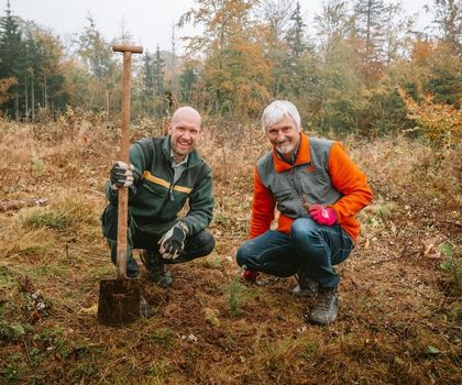 Gregor Allgeier (l.) vom Kreisforstamt Landkreis Waldshut und Claudio Thoma, Geschäftsführer von Gutex