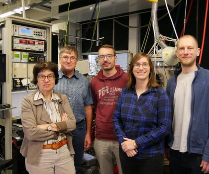 Martina Havenith, Gerhard Schwaab, Philipp Meyer, Svenja Jäger und Stefan Henkel Das Bochumer Forschungsteam: Von links nach rechts Martina Havenith, Gerhard Schwaab, Philipp Meyer, Svenja Jäger und Stefan Henkel