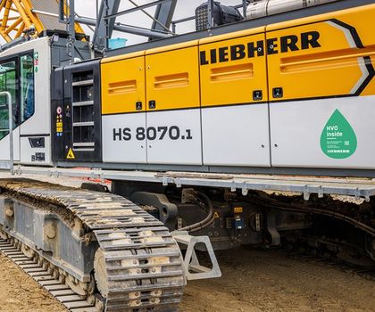 Nutzfahrzeug von Liebherr Bild eines Krans der im Liebherr-Werk Nenzing GmbH bei der Inbetriebnahme mit HVO betankt wird