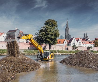 Liebherr-Raupenbagger R 938 für Hochwasserschutz