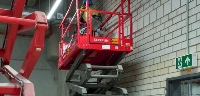 Kompakter Allrounder: Mit einer Breite von nur 82 Zentimetern passt die SJ 3219 von Skyjack selbst durch enge Zugänge Kompakter Allrounder: Mit einer Breite von nur 82 Zentimetern passt die SJ 3219 von Skyjack selbst durch enge Zugänge