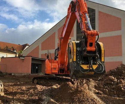 Ein Anbaugerät für Baumaschinen von MB Crusher auf der Nordbau 2024