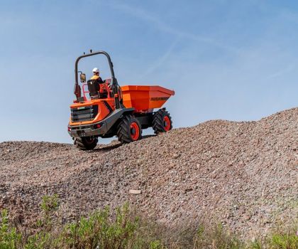 AUSA überarbeitet und modifiziert Dumper mit 6 Tonnen Ladekapazität