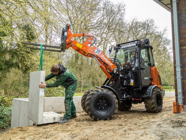 Der Weycor 380 schafft sogar über 2000 kg mit einer Palettengabel.
