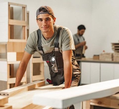 Raus aus der Krise mit Vobapay Ein junger männlicher Handwerker blickt freundlich in die Kamera