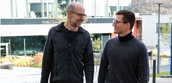 Antibiotikaresistente Bakterien: Enzym schützt vor Toxin der Tropenbakterien Christian Hertweck (links) und Jonas Fiedler am Leibniz-HKI in Jena. Sie entdeckten ein Enzym, das einen Virulenzfaktor gefährlicher Burkholderia-Bakterien neutralisiert.