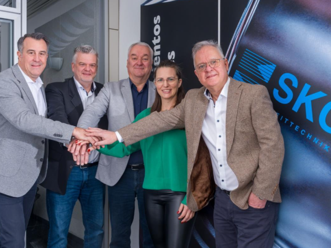 Diamant Polymer GmbH and SKC Gleittechnik GmbH at the signing of the asset deal. From left to right: Carsten Kunde (Managing Director of Diamant Polymer GmbH), Christoph Schmidt (Managing Director of SKC Gleittechnik GmbH), Kai Schmidt (Managing Director of SKC Gleittechnik GmbH), Sandra Pinter (Managing Director of DIAMANT Polymer GmbH), Matthias Schmidt (Managing Director of SKC Gleittechnik GmbH).