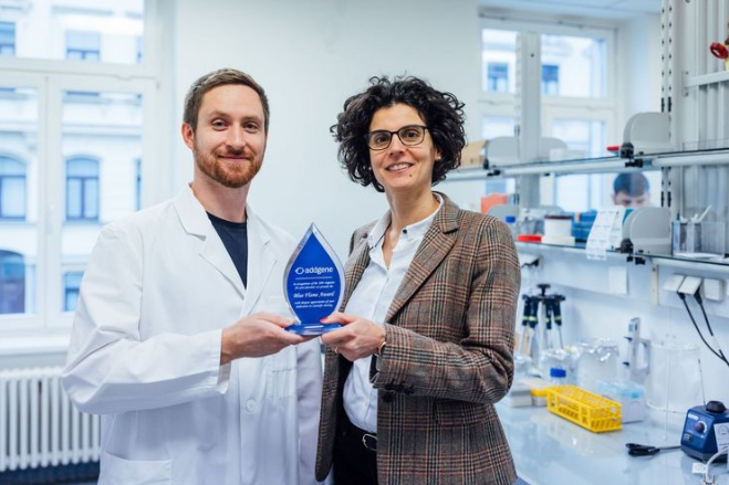 Dr. Robert Serfling und Prof. Dr. Irene Coin mit der Auszeichnung „Blaue Flamme“.