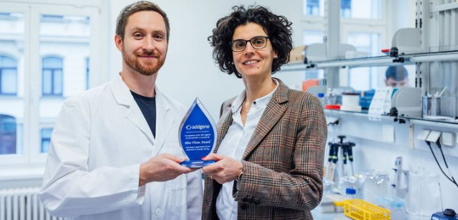 Dr. Robert Serfling und Prof. Dr. Irene Coin mit der Auszeichnung „Blaue Flamme“. Dr. Robert Serfling und Prof. Dr. Irene Coin mit der Auszeichnung „Blaue Flamme“.