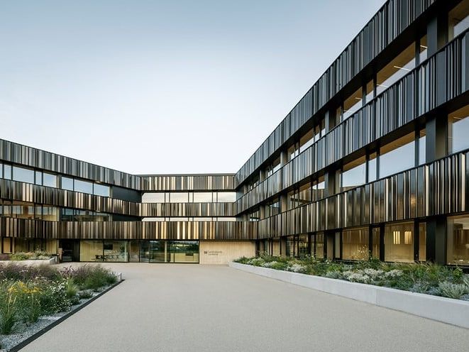 Schmetterling mit changierender Hülle - Keramikelemente am Neubau des Landratsamtes Landshut Schmetterling mit changierender Hülle - Keramikelemente am Neubau des Landratsamtes Landshut