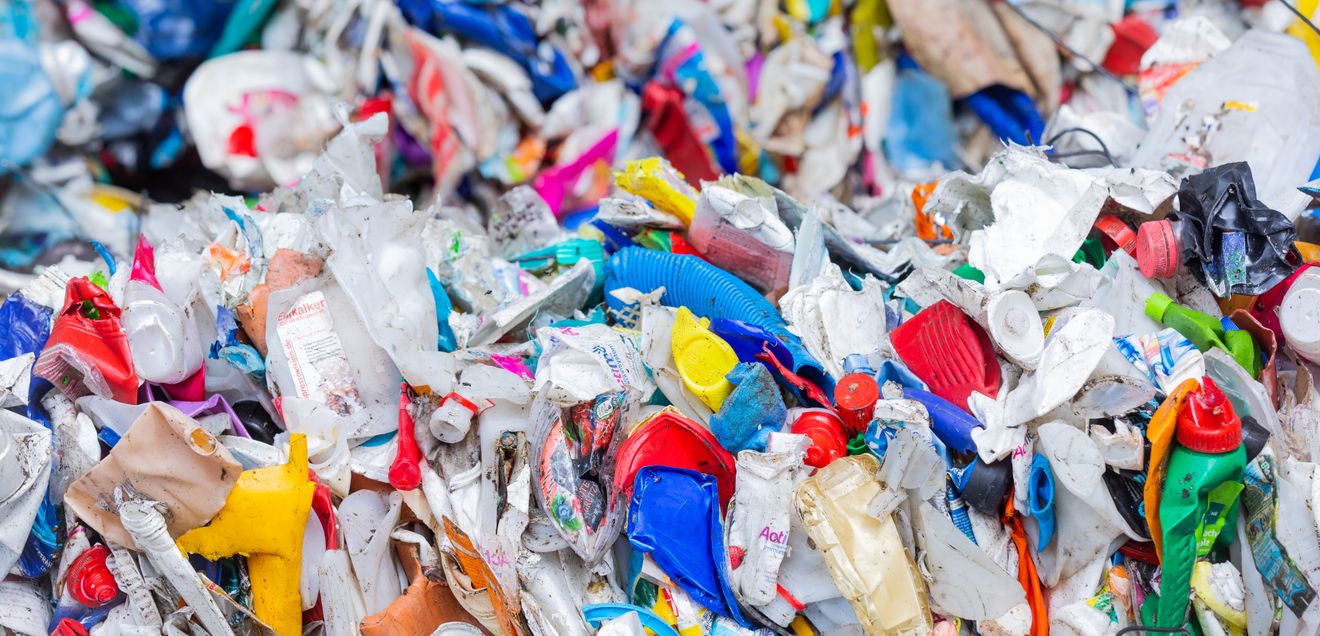 Mikroplastik lauert überall Sortierte Verpackungsabfälle stehen gepresst neben einer Halle, nachdem sie in der Sortieranlage eines Entsorgungsunternehmens getrennt worden sind.