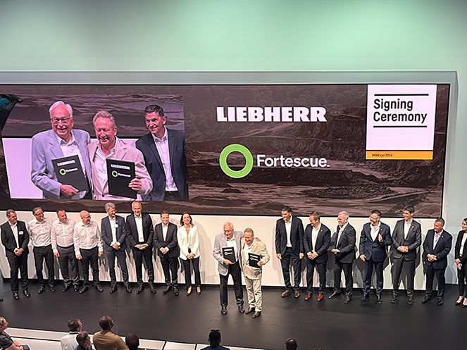 Die Vertreter von Fortescue und Liebherr nach der Vertragsunterzeichnung