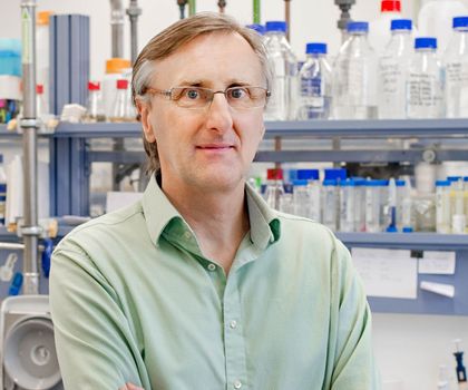 Wissenschaftliche Lebensleistung gewürdigt: Otto-Warburg-Medaille 2024 für Johannes Buchner Johannes Buchner im Labor