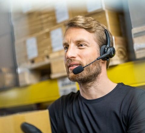 Kommissioniertechnik: Pick-by-Voice-Lösung mit Wearable Scannern Kommissioniertechnik: Pick-by-Voice-Lösung mit Wearable Scannern