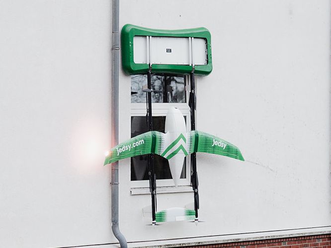 Asklepios Kliniken starten Flugtransport: Drohne transportiert Laborproben Drohne hängt vor dem Fenster an spezieller Halterung