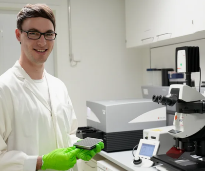 Antibiotika-Resistenzen: Naturstoff als Hoffnungsträger gegen multiresistente Bakterien Dr. Felix Daschner im Labor