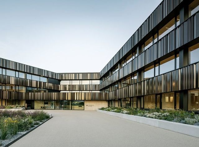 Schmetterling mit changierender Hülle - Keramikelemente am Neubau des Landratsamtes Landshut Schmetterling mit changierender Hülle - Keramikelemente am Neubau des Landratsamtes Landshut