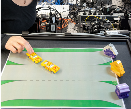 Teamwork von Elementarteilchen: Photonen-Paare verbessern Quanteninformationsübertragung Vera Neef erklärt ihre Arbeit. Durch das Paaren der Photonen wird die Informationsübertragung deutlich stabiler, weil die Wahrscheinlichkeit, dass beide Photonen gleichzeitig vom Pfad abkommen, minimal ist.