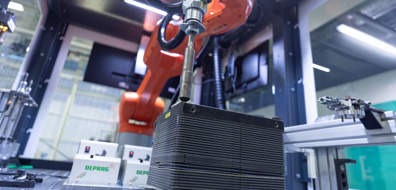 Grüner Wasserstoff: Ist der Weg frei für Elektrolyseure aus der Massenproduktion Ein Industrieroboter demontiert einen Elektrolyseurstack.