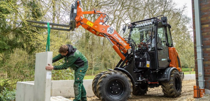 Der Weycor 380 schafft sogar über 2000 kg mit einer Palettengabel.