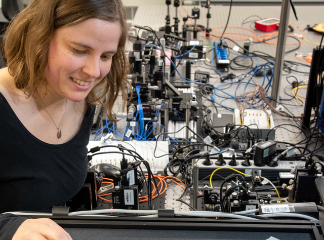 Teamwork von Elementarteilchen: Photonen-Paare verbessern Quanteninformationsübertragung Vera Neef erklärt ihre Arbeit. Durch das Paaren der Photonen wird die Informationsübertragung deutlich stabiler, weil die Wahrscheinlichkeit, dass beide Photonen gleichzeitig vom Pfad abkommen, minimal ist.