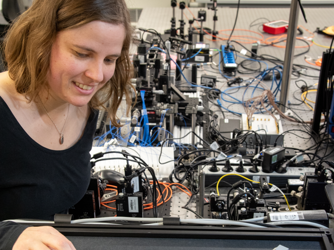 Teamwork von Elementarteilchen: Photonen-Paare verbessern Quanteninformationsübertragung Vera Neef erklärt ihre Arbeit. Durch das Paaren der Photonen wird die Informationsübertragung deutlich stabiler, weil die Wahrscheinlichkeit, dass beide Photonen gleichzeitig vom Pfad abkommen, minimal ist.
