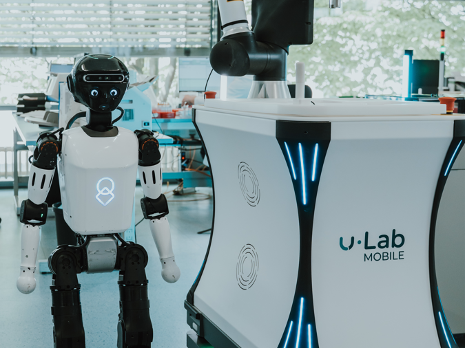 Der humanoide Roboter 'uMe' und der Service-Roboter 'uLab'