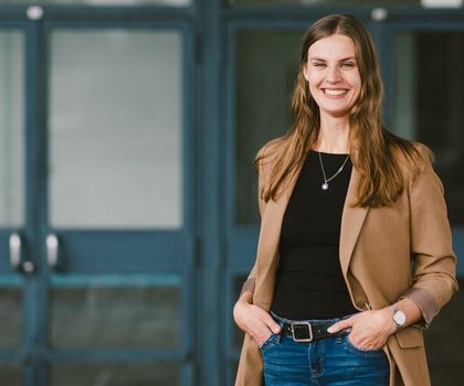 Lichtgetriebene Reaktionen ohne Lösungsmittel mit dem richtigen Move Carolina Spula fertigt ihre Doktorabeit in der Arbeitsgruppe Mechanochemie an.