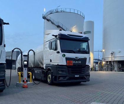 Nutzfahrzeuge: Vier neue E-Trucks für Hoyer