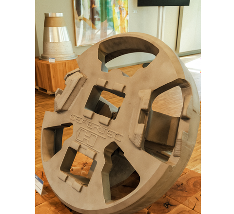 In der Ausstellung zeigte sich anschaulich die Komplexität bereits realisierter Bauteile mit WAAM. Hier ein Mixbohrkopf für den Tunnelbau, realisiert von GEFERTEC. Im Hintergrund eine Raketendüse auf einem gedruckten Mandrel (Siemens/VLM Robotics) In der Ausstellung zeigte sich anschaulich die Komplexität bereits realisierter Bauteile mit WAAM. Hier ein Mixbohrkopf für den Tunnelbau, realisiert von GEFERTEC. Im Hintergrund eine Raketendüse auf einem gedruckten Mandrel (Siemens/VLM Robotics)