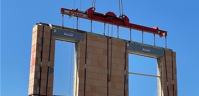Mit den flexiblen Maschinen- und Logistiksystemen betrachtet Rimatem den Gesamtprozess des Bauens und ermöglicht die automatisierte, werkseitige Produktion von Mauerwerkswänden aus Mauersteinen aller Art sowie einen sicheren Transport und effiziente Baustellenmontage.